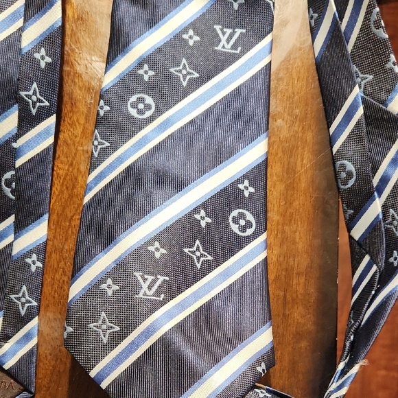 Louis Vuitton Navy and Light Blue Patterned Tie - Picture 6 of 6